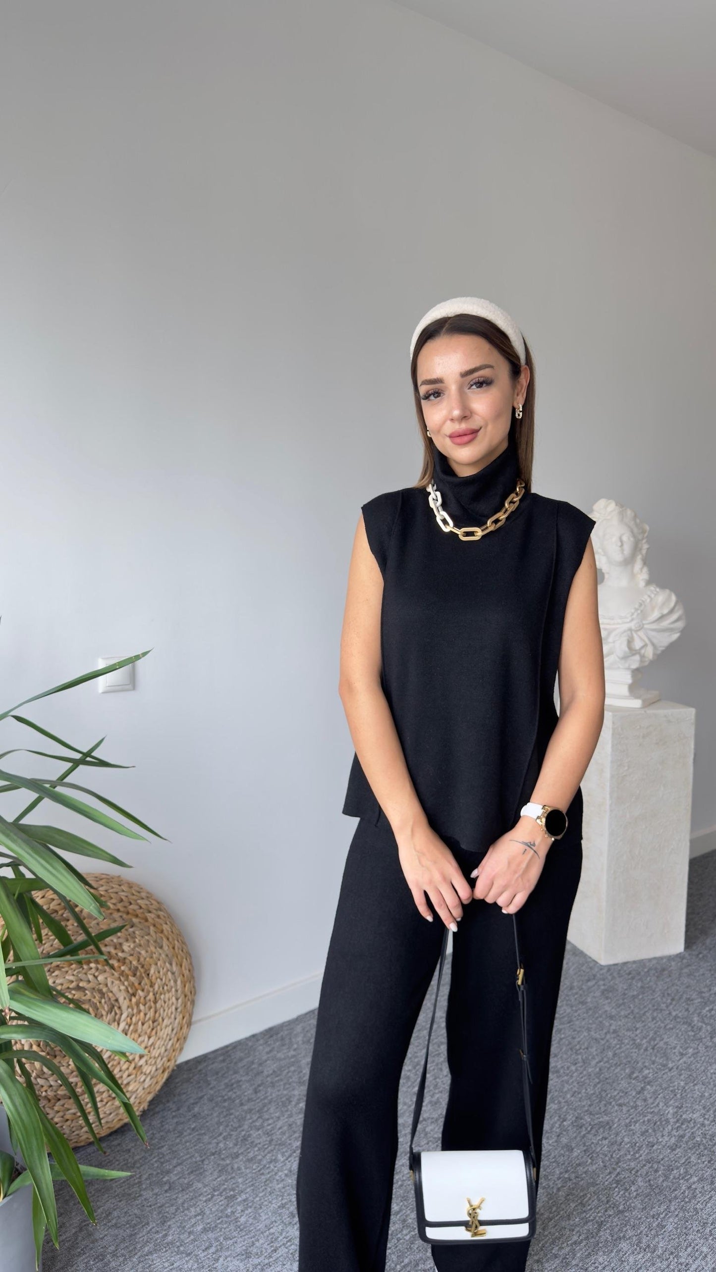 Ensemble sans manches noir à col roulé en tissu doux