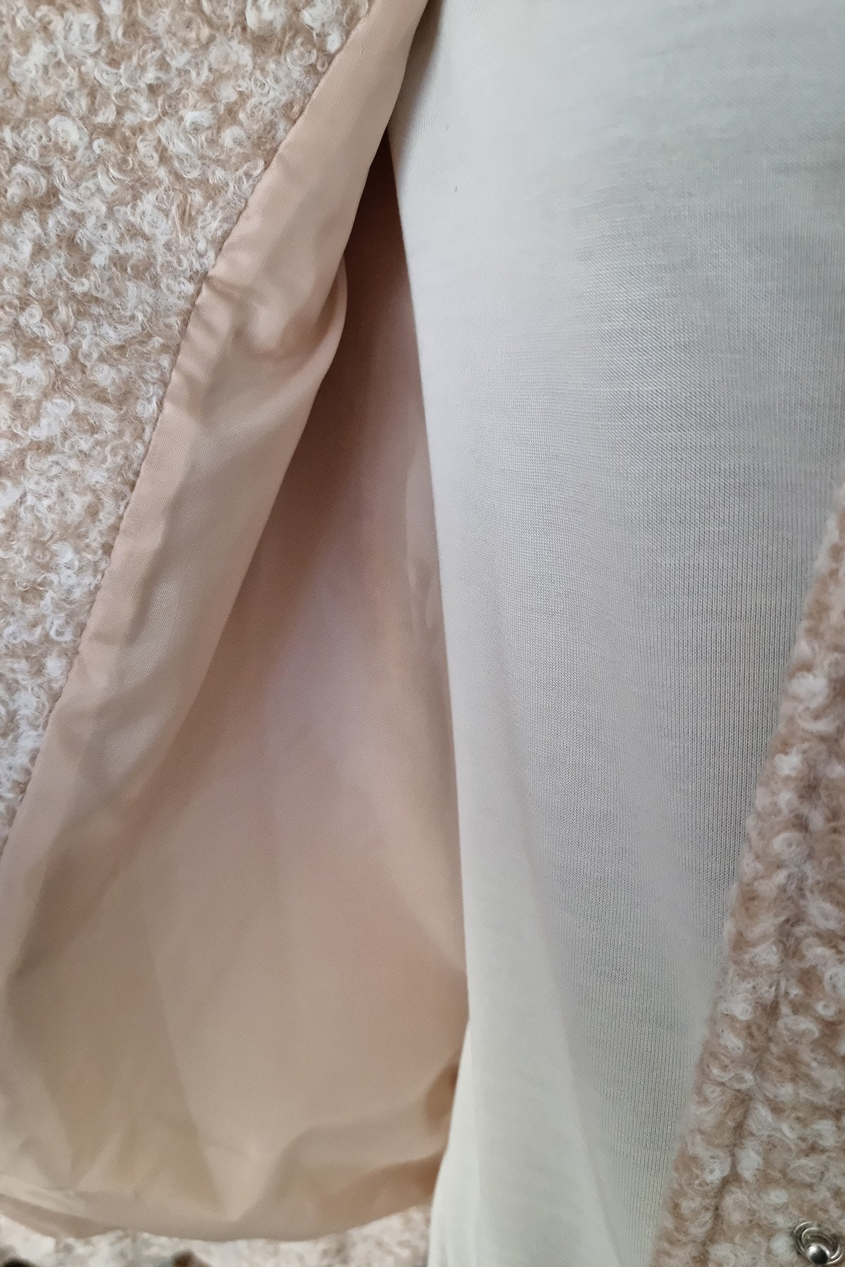 Veste oversize en bouclette à boutons-pression sur le devant