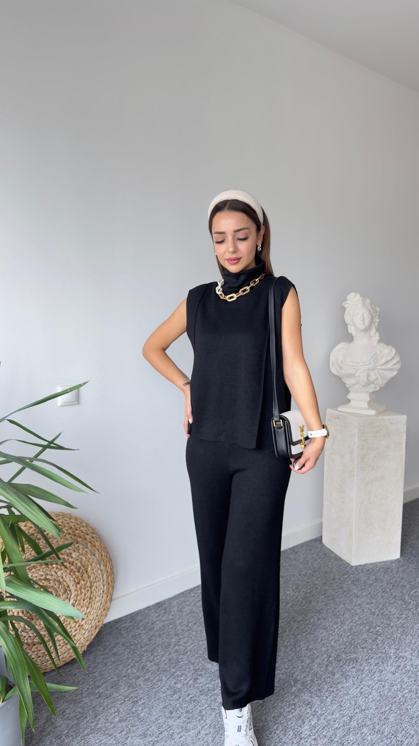 Ensemble sans manches noir à col roulé en tissu doux