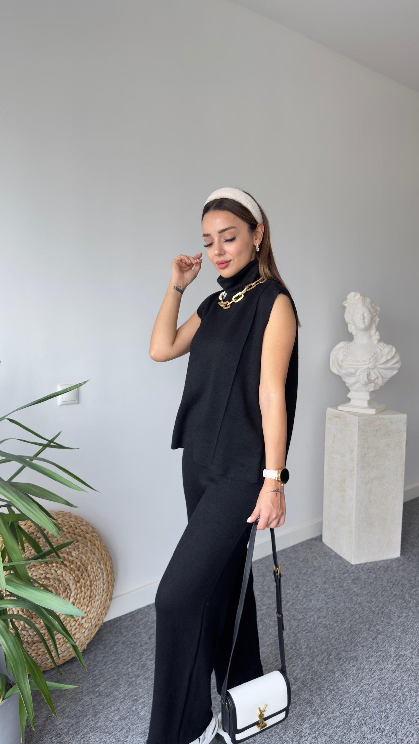 Ensemble sans manches noir à col roulé en tissu doux