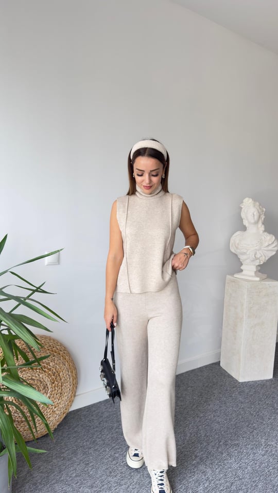 Ensemble sans manches beige à col roulé en tissu doux