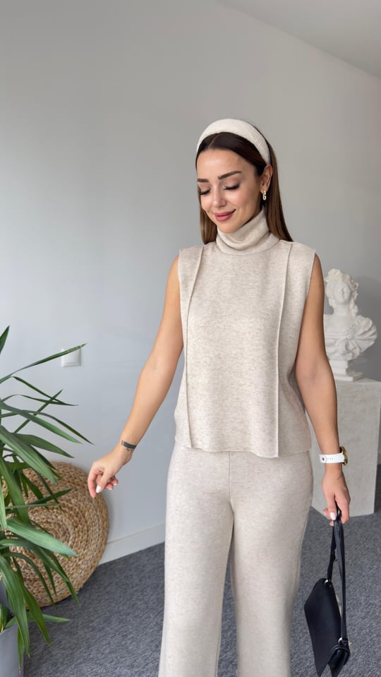 Ensemble sans manches beige à col roulé en tissu doux