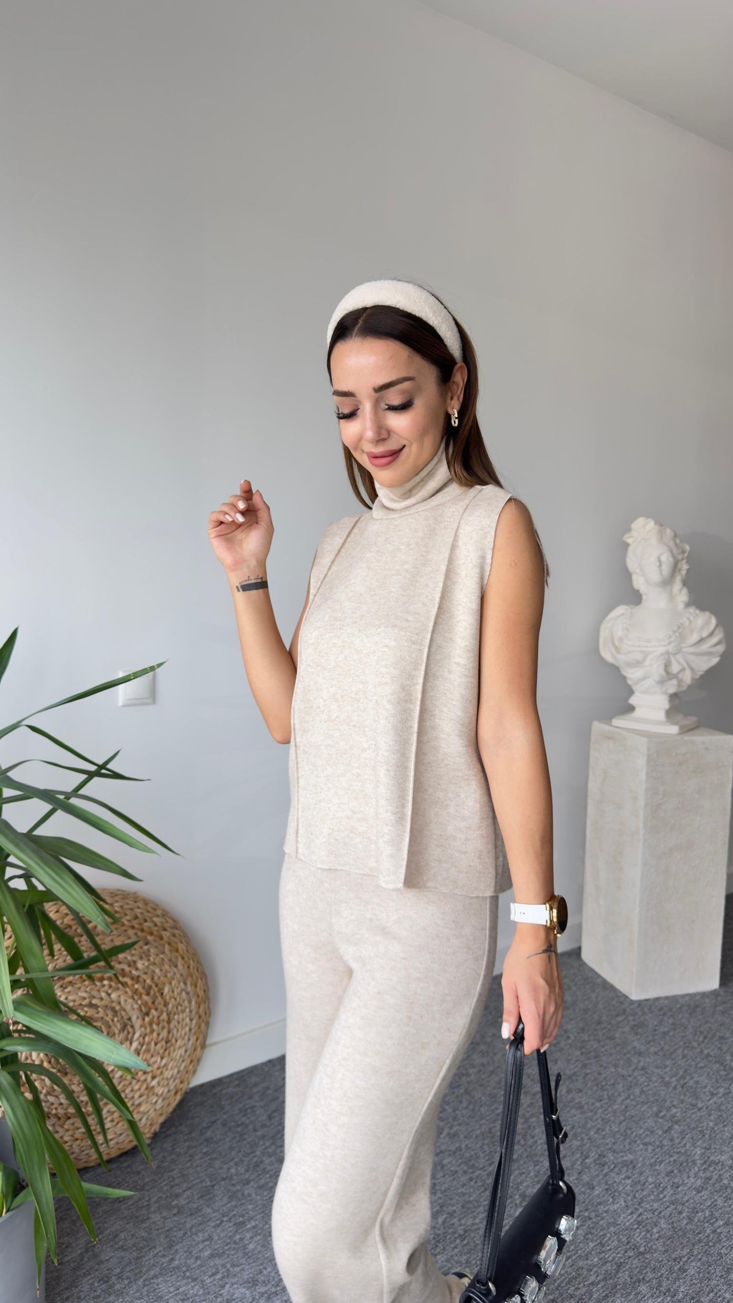 Ensemble sans manches beige à col roulé en tissu doux