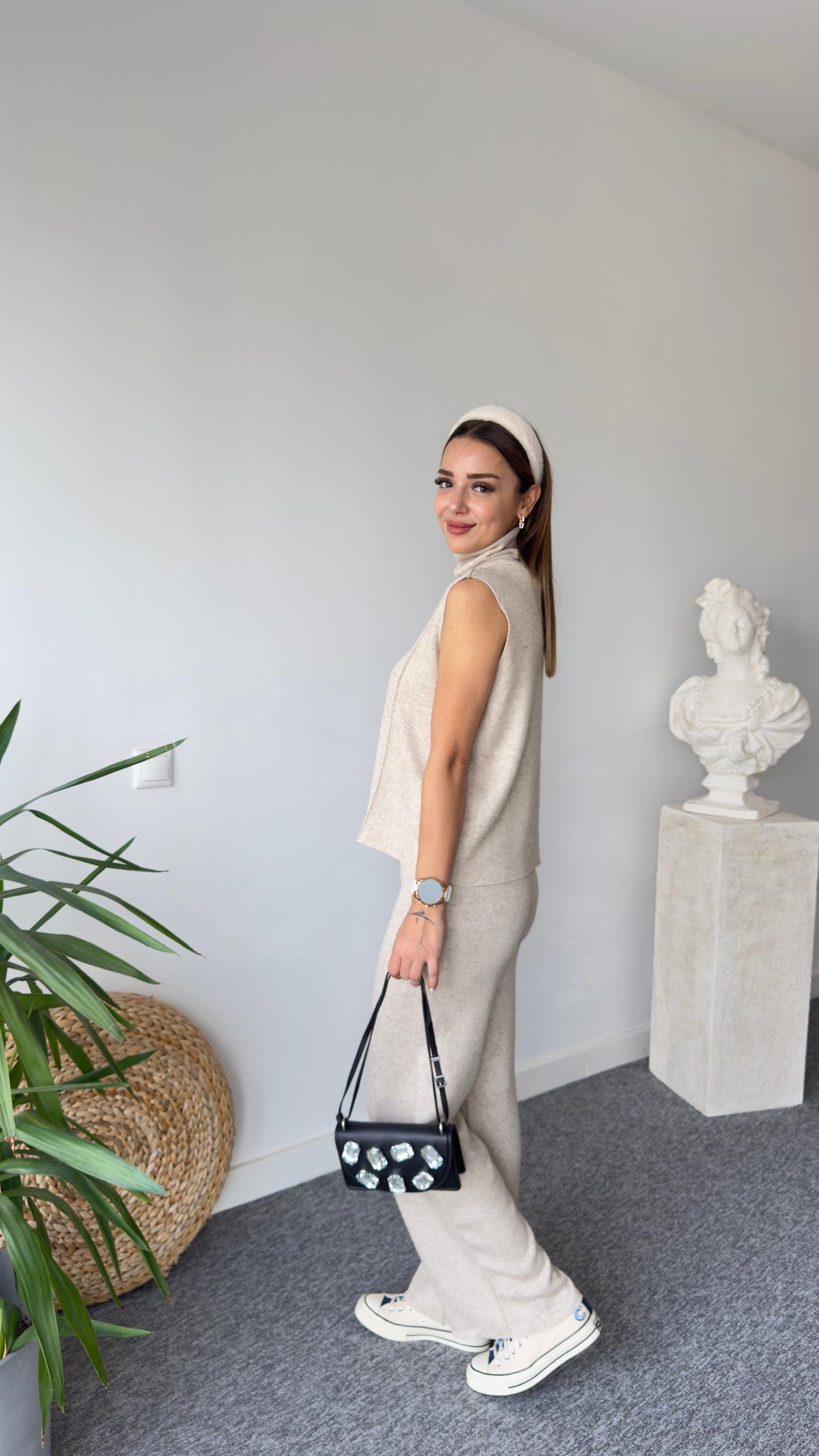 Ensemble sans manches beige à col roulé en tissu doux