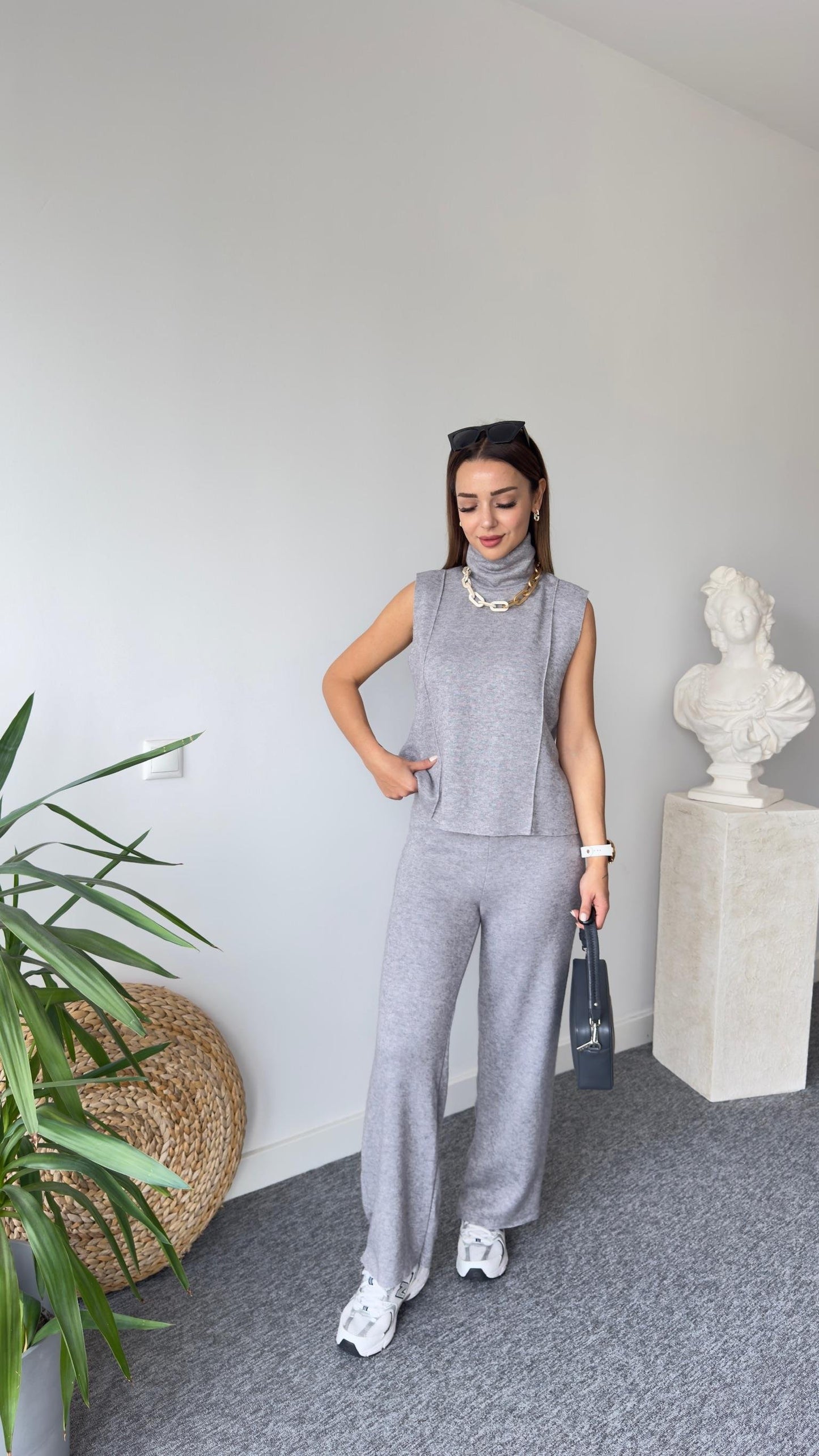Ensemble sans manches gris à col roulé en tissu doux