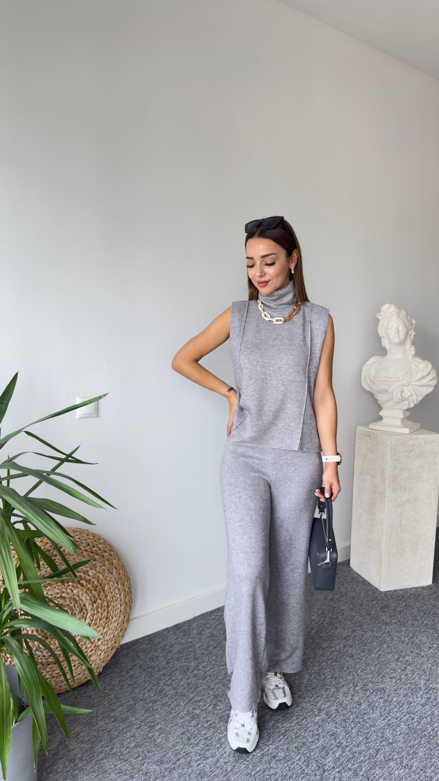 Ensemble sans manches gris à col roulé en tissu doux