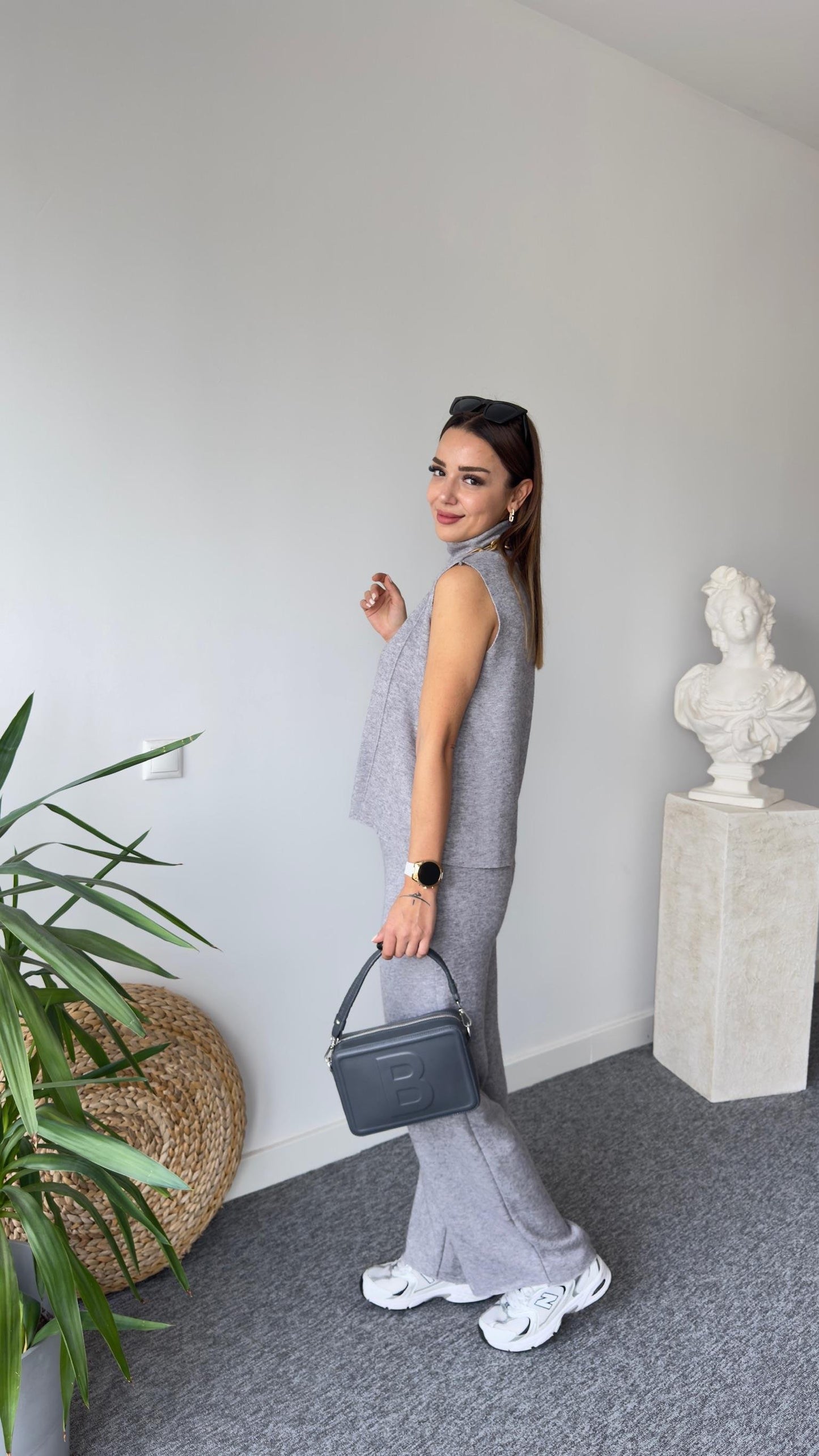 Ensemble sans manches gris à col roulé en tissu doux